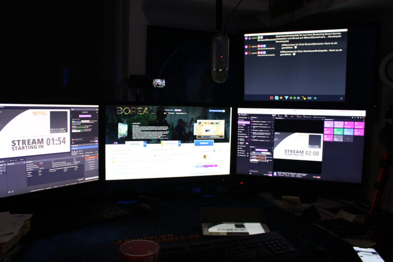 Streaming mit Gaming-PC und vier Monitoren